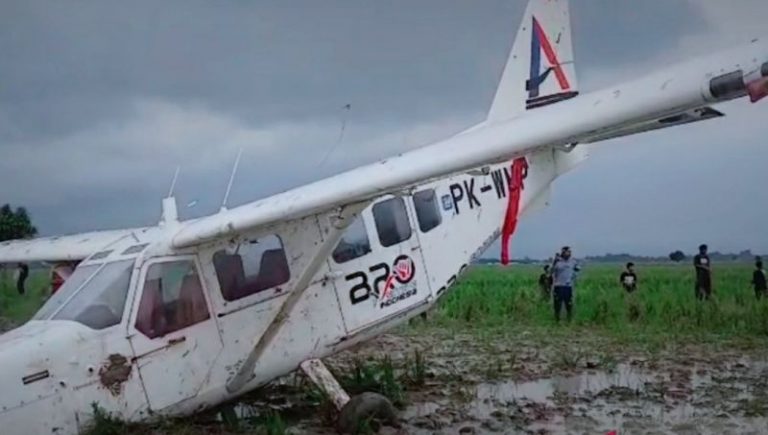 Pesawat Jatuh di Persawahan Karawang, Diduga Akibat Gangguan Mesin