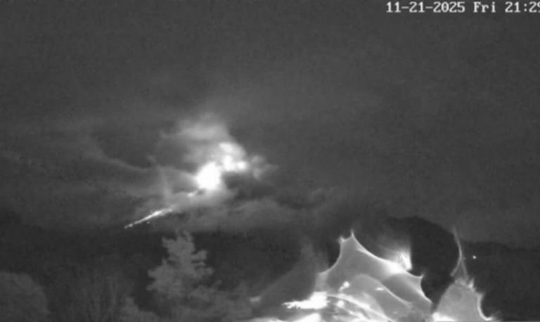 Status Siaga, Merapi Luncurkan Awan Panas 2 Kilometer