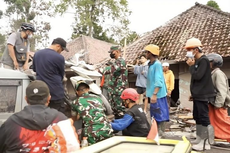TNI Perkuat Penanganan Darurat Erupsi Semeru di Pronojiwo Lumajang