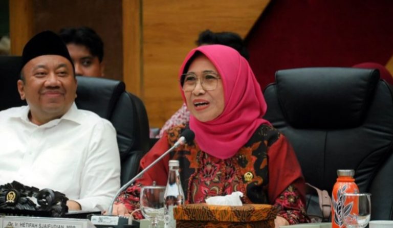 Komisi X Desak Pemerintah Hapus Status Guru Honorer Akhir 2025