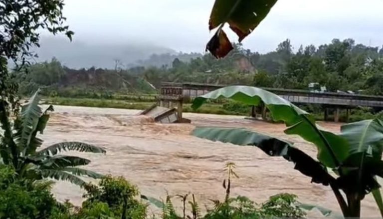 10.575 Warga Terdampak Banjir di Padang Pariaman, Satu Warga Hilang Terbawa Arus