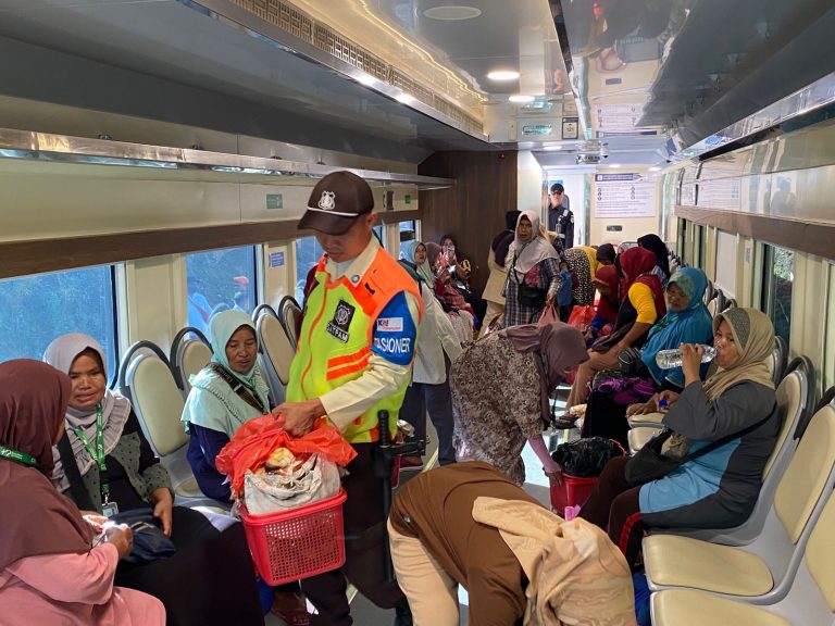 Hari Pertama Beroperasi, Kereta Petani dan Pedagang Diserbu 87 Pengguna