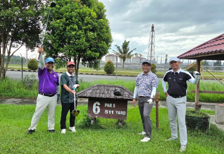 Golf di Tengah Kilang Badak