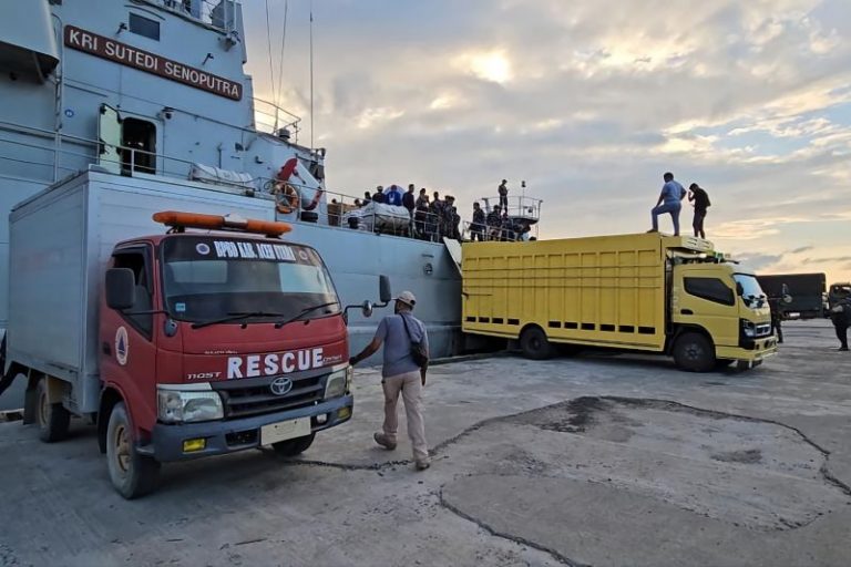 TNI AL Kerahkan Armada KRI untuk Percepat Bantuan Banjir Aceh