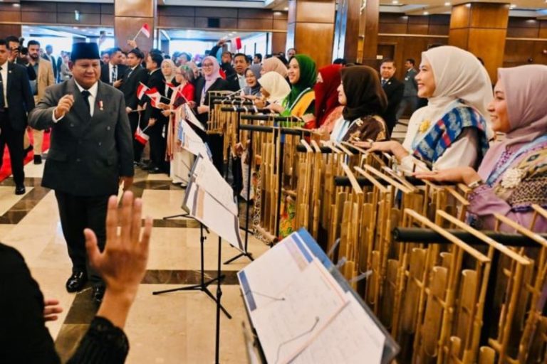 Diaspora Indonesia Tampilkan Angklung Saat Sambut Prabowo di Pakistan
