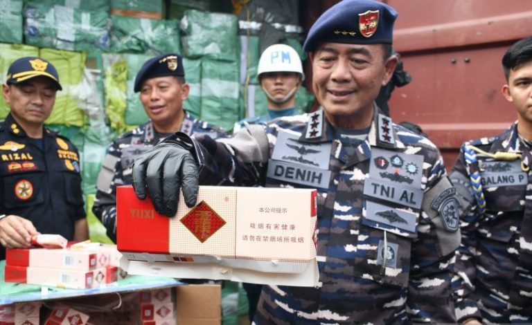 TNI AL Gagalkan Penyelundupan Dua Kontainer Rokok Ilegal di  Pontianak