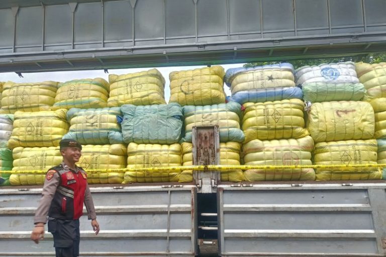 Bareskrim Temukan Bakteri Berbahaya dalam Pakaian Bekas Impor Ilegal Korea