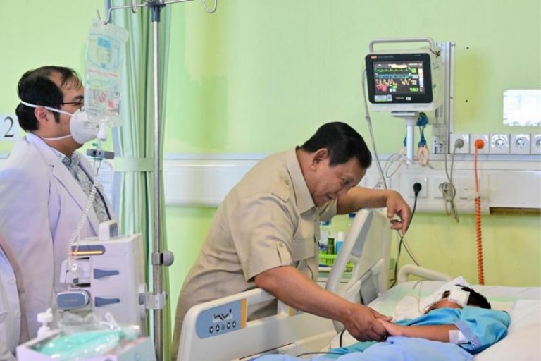 Presiden Prabowo Kunjungi Korban Kecelakaan Mobil MBG