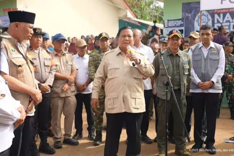 Tinjau Lokasi Bencana, Prabowo Janjikan Hunian Sementara Selesai Satu Bulan