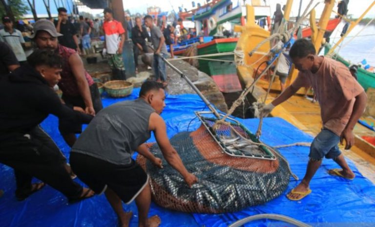 Tiga Nelayan Indonesia Diselamatkan Kapal Tanker Malaysia
