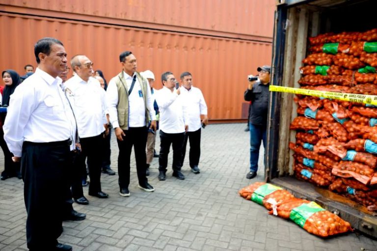 Mentan Tegaskan Tindak Tegas Penyulundupan Bawang Bombai Ilegal di Surabaya