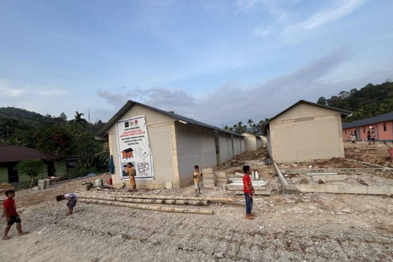Belasan Ribu Warga Terdampak Longsor, Huntara Masih Dikebut