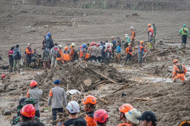 Evakuasi Korban Longsor Cisarua Terus Berlanjut, 38 Jenazah Diserahkan ke Tim DVI