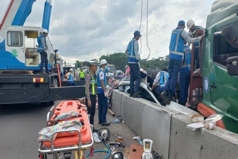 Truk Muatan Besi Jatuh, 1 Tewas dan 5 Luka-luka di Tol Batang–Semarang