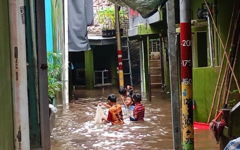 Banjir Jakarta, Ribuan Warga Terpaksa Mengungsi ke Tempat Aman