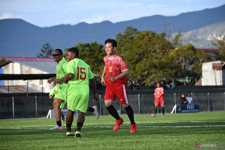 Main Bola di Wamena, Wapres Gibran Tampil Aktif dan Cetak Hattrick