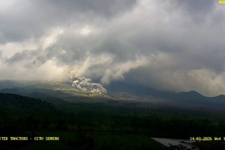 Gunung Semeru Luncurkan Awan Panas Guguran Sejauh 5 Km, Warga Diminta Waspada