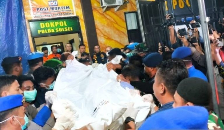Jenazah Perempuan Korban Kecelakaan Pesawat ATR 42-500 Tiba di Posko DVI Makassar