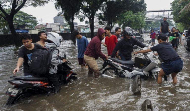 Waspada Banjir, BPBD DKI Peringatkan Hujan Sangat Lebat hingga 24 Januari
