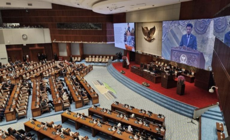 DPR Tetapkan Polri Tetap di Bawah Presiden, Bukan Kementerian