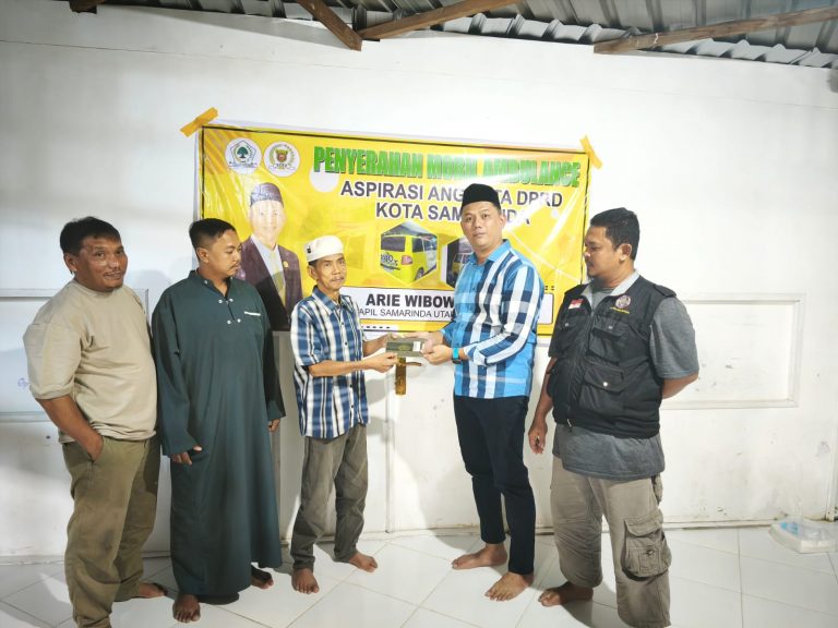 Reses DPRD Samarinda, Arie Wibowo Serahkan Ambulans untuk Warga Gunung Lingai