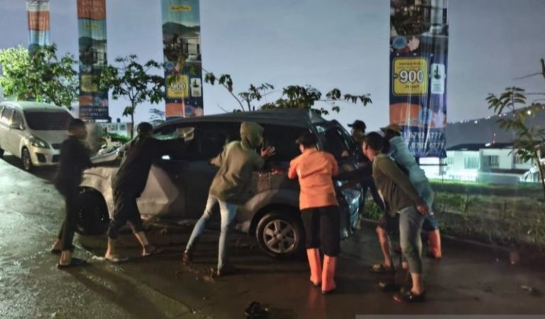 Banjir Bandang di Bogor Terjang Desa Bojongkoneng, Satu Mobil Terseret Arus