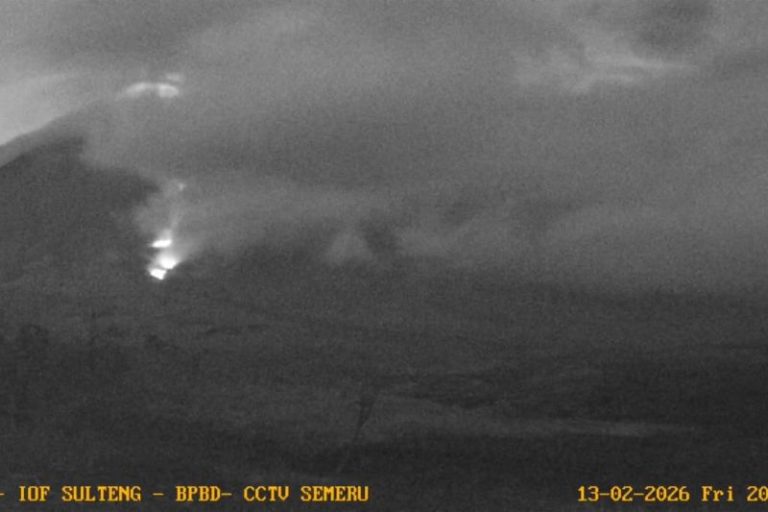 Gunung Semeru Luncurkan Awan Panas Guguran 4 Kilometer ke Arah Besuk Kobokan