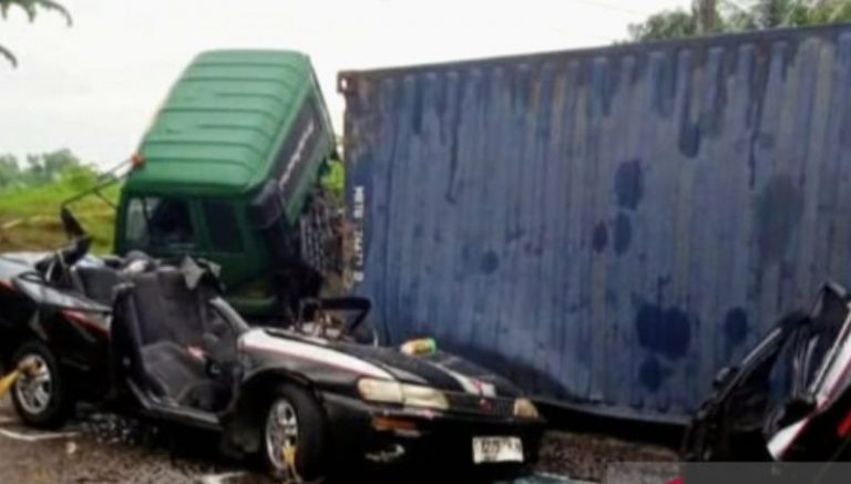 Truk Kontainer Terguling Timpa Sedan di Karawang, Tiga Orang Tewas
