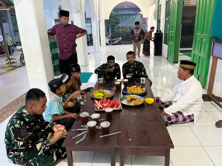 Buka Puasa di Masjid Al Muhajirin, Satgas TMMD Pererat Silaturahmi dengan Warga