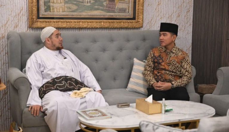 Gibran Silaturahmi ke Pesantren Al-Fachriyah, Serahkan Bantuan untuk Santri