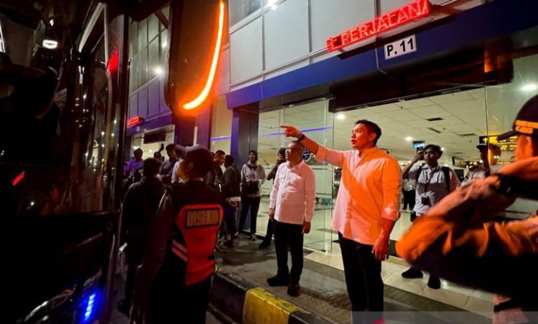 Menhub dan Seskab Pantau Arus Balik di Terminal Pulo Gebang, Pastikan Lancar