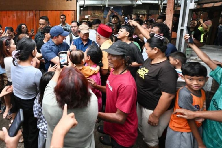 Prabowo Sambangi Warga Bantaran Rel Senen, Janji Bangun Hunian Layak