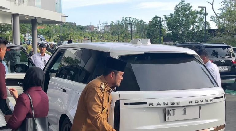 Rudy Datang ke Pelantikan Kadin di IKN Naik Range Rover Putih KT 1