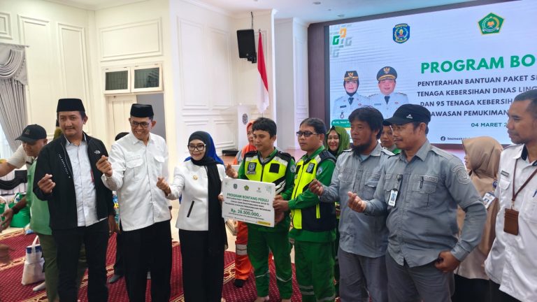 BAZNAS Bontang Salurkan 447 Paket Sembako untuk Petugas Kebersihan
