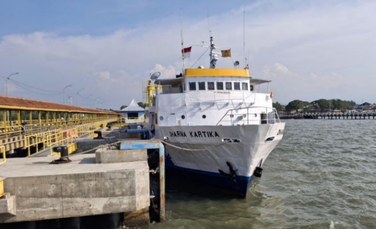 Gelombang 2,5 Meter, KSOP Tunda Feri ke Kepulauan Sumenep