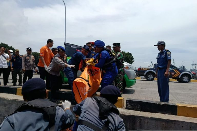 TNI AL Evakuasi Jenazah Penumpang KMP Dharma Ferry VII yang Jatuh di Perairan Surabaya