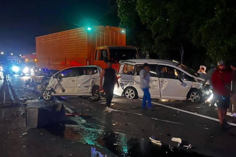 Truk Kontainer Diduga Rem Blong, 10 Kendaraan Tabrakan di Tol Cipularang
