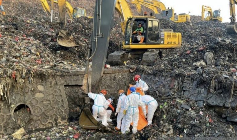 Tim SAR Kembali Temukan Dua Jasad Korban Longsor di TPST Bantargebang