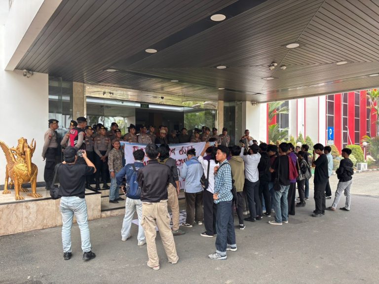 Infrastruktur Hulu Kukar Disorot, Mahasiswa Turun ke Jalan