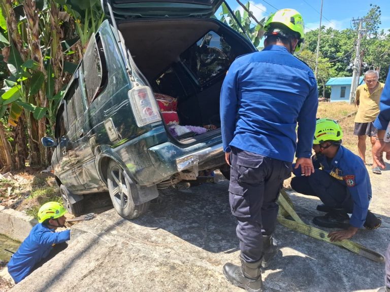 Mobil Meluncur Tanpa Kendali, Damkar Evakuasi di Satimpo