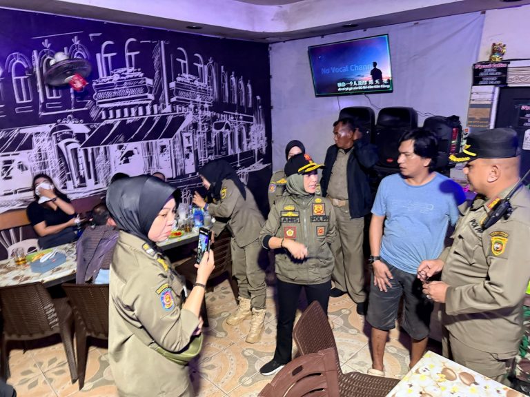 Razia Gabungan Bongkar Modus Warung Kelontong Jual Alkohol