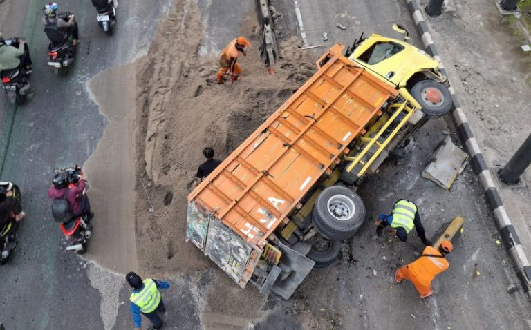 Sopir Mengantuk, Truk Muat Pasir Terguling di Gatot Subroto Tebet