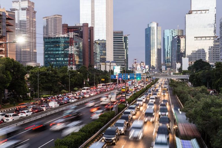APBN Diuji Lonjakan Harga Energi, Ekonom Ingatkan Risiko Defisit Mendekati Batas