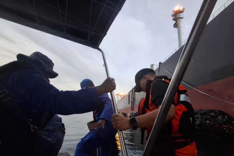 Kapal Rusak, Nelayan Karimun Terseret Hingga Perairan Malaysia
