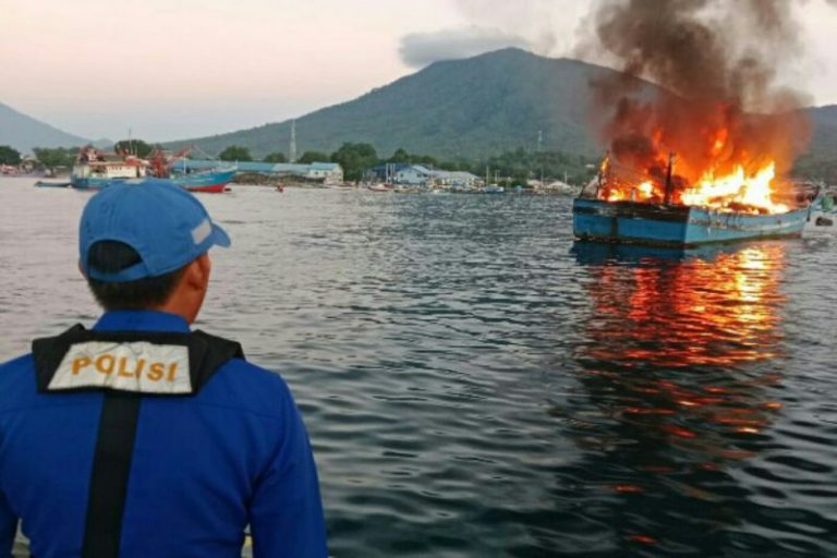KM Maranatha 04 Terbakar di Selat Lembeh, Diduga Akibat Korsleting Listrik
