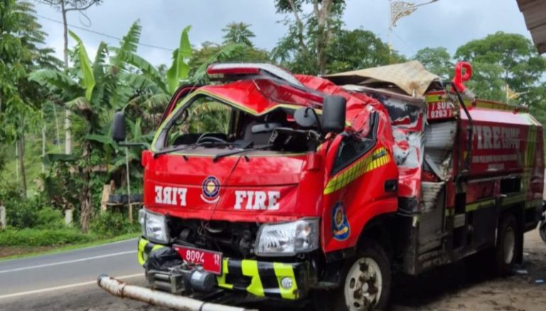 Mobil Damkar Terguling di Jalur Cianjur Selatan,3 Petugas Damkar Dievakuasi
