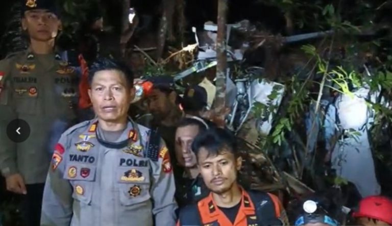 Medan Terjal dan Gelap, Tim Gabungan Tunda Evakuasi Helikopter Jatuh di Sekadau