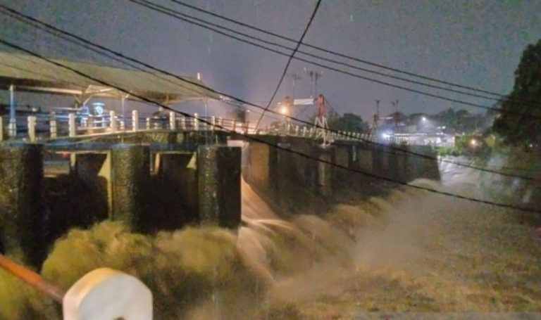 Debit Sungai Ciliwung Melonjak, Bendung Katulampa Naik ke Siaga 3