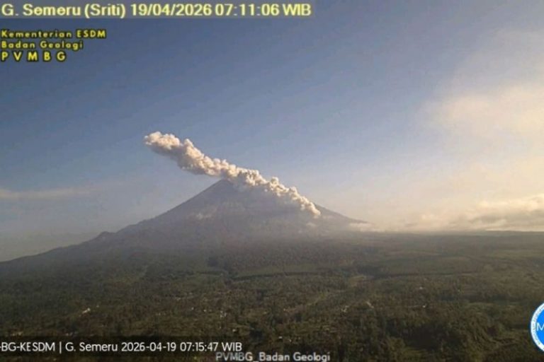 Status Siaga, Semeru Keluarkan Awan Panas Guguran Hingga 4 Kilometer