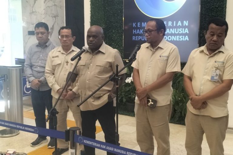 Menteri HAM Ungkap 15 Warga Sipil Tewas dalam Baku Tembak di Puncak Papua
